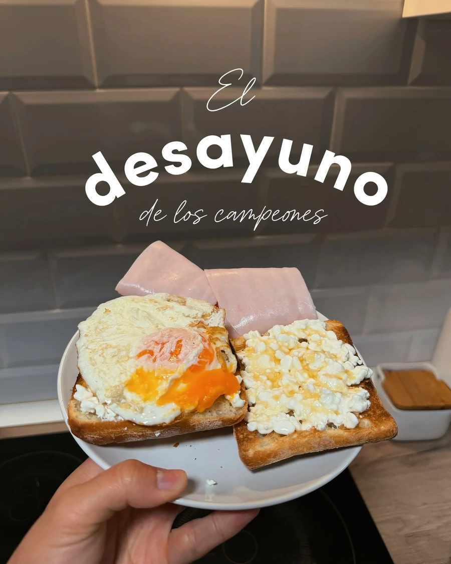 Desayuno con huevo, pan y jamón, una receta de OlyGo