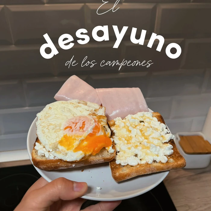 Desayuno con huevo, pan y jamón
