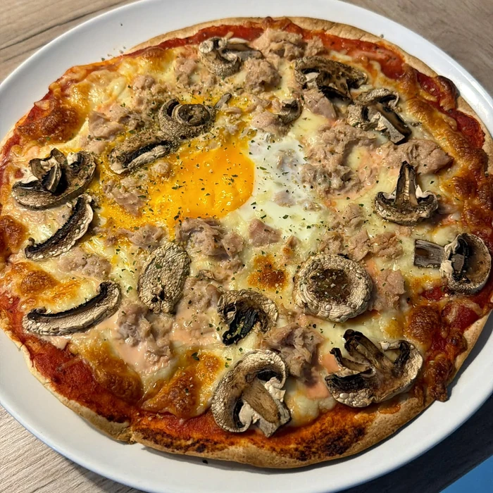 Pizza casera con huevo y champiñones