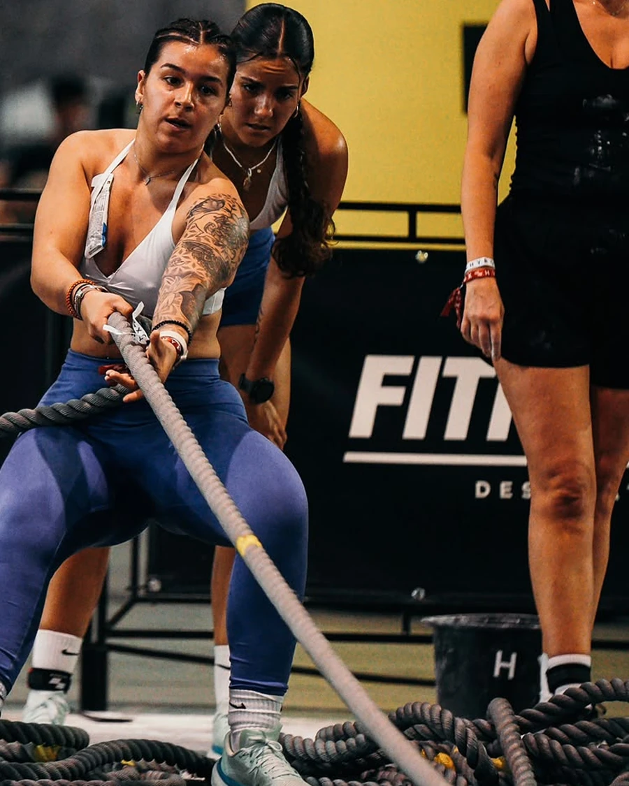 Olaya Valiente Galiano entrenando con cuerdas de batalla